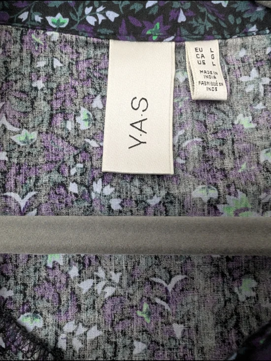 Women's Black Floral Button-Front Ruffle Blouse - Picture 3 of 5